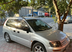Mitsubishi Space Runner 2000 года