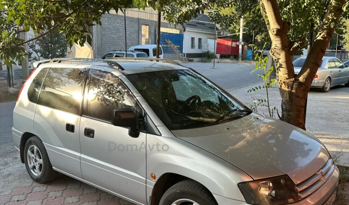 Mitsubishi Space Runner 2000 года