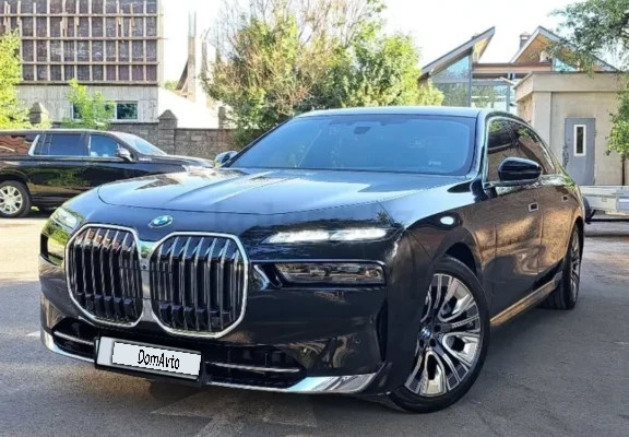 BMW i7 2023 года