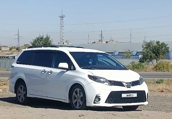 Toyota Sienna 2018 года