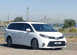 Toyota Sienna 2018 года
