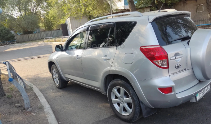 Toyota RAV4 2007 года