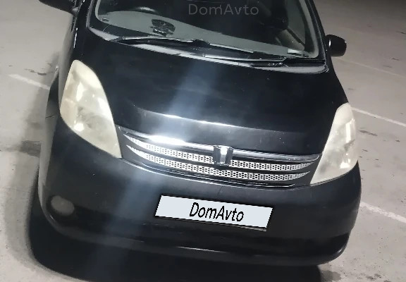 Toyota Isis 2005 года
