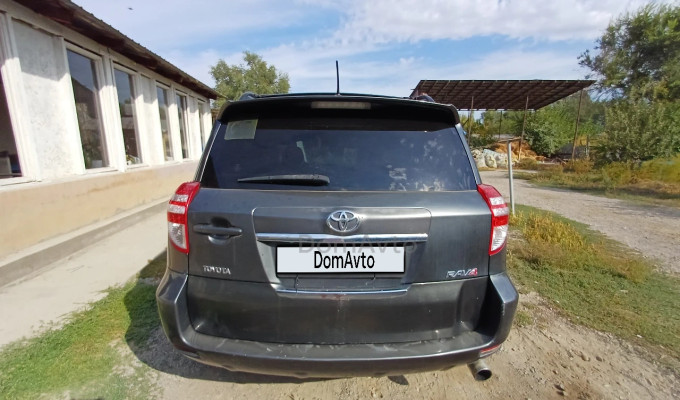 Toyota RAV4 2011 года