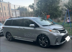 Toyota Sienna 2016 года
