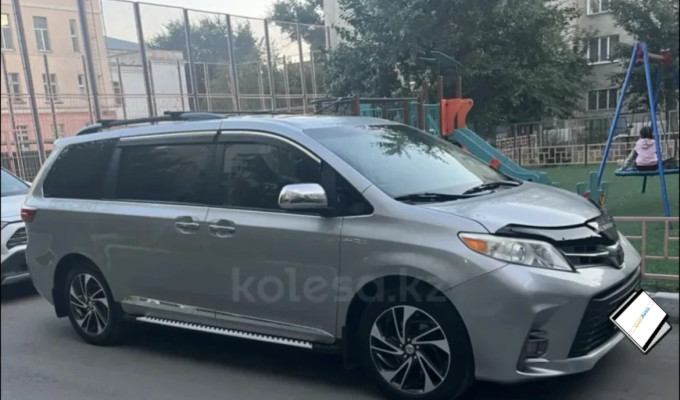 Toyota Sienna 2016 года