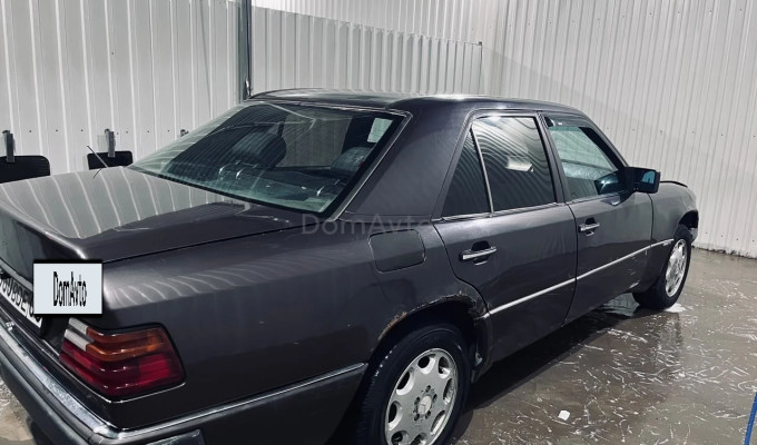 Mercedes-Benz E-Класс 1993 года