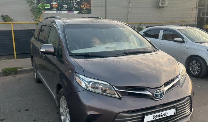 Toyota Sienna 2015 года