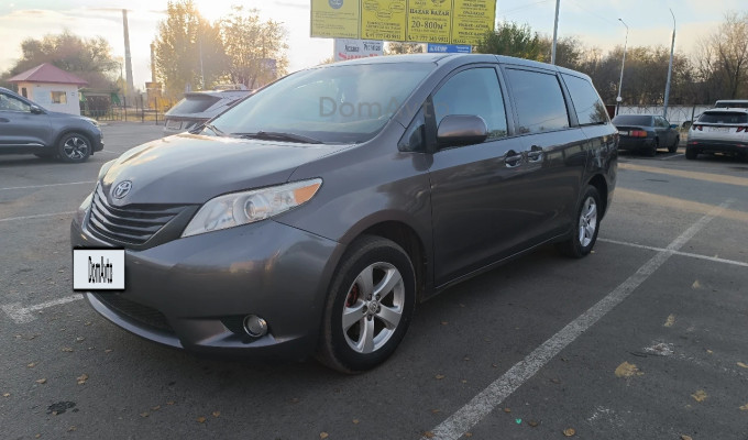 Toyota Sienna 2012 года
