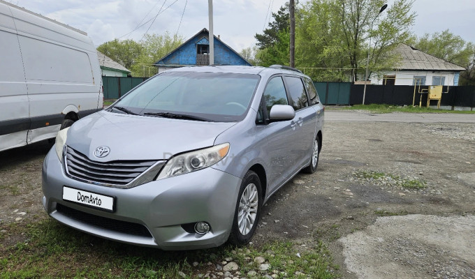 Toyota Sienna 2013 года