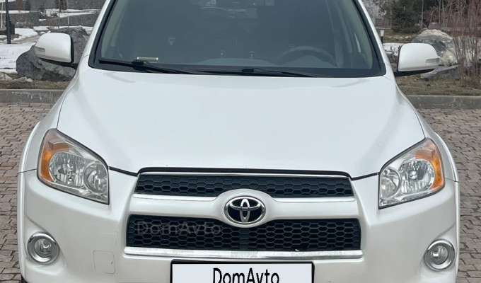 Toyota RAV4 2011 года