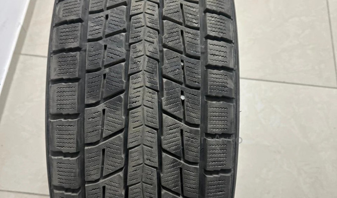 Продам комплект зимних шин Dunlop 4шт.