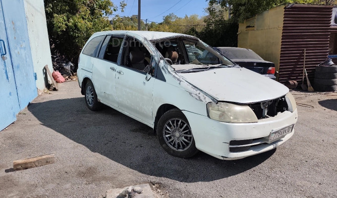 Nissan Liberty 2001 года