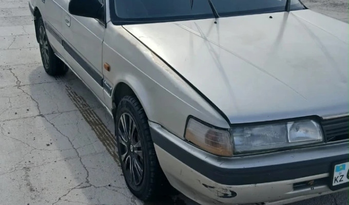 Mazda 626 1990 года