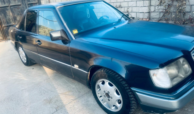 Mercedes-Benz E-Класс 1993 года