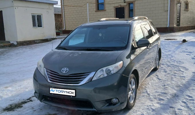 Toyota Sienna 2013 года