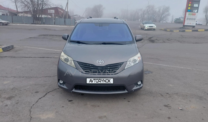 Toyota Sienna 2014 года