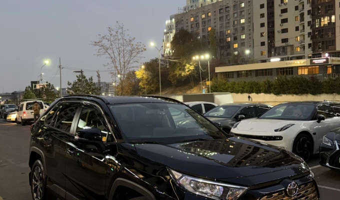 Toyota RAV4 2024 года