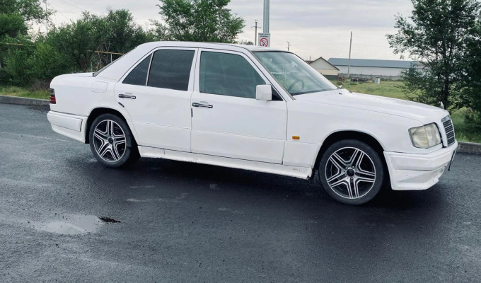 Mercedes-Benz E-Класс 1993 года