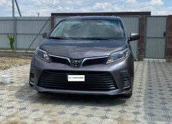 Toyota Sienna 2017 года