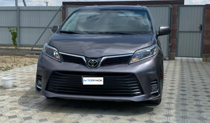 Toyota Sienna 2017 года