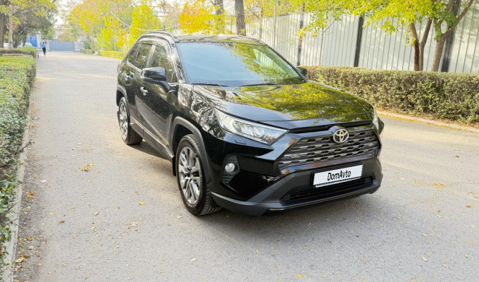 Toyota RAV4 2020 года
