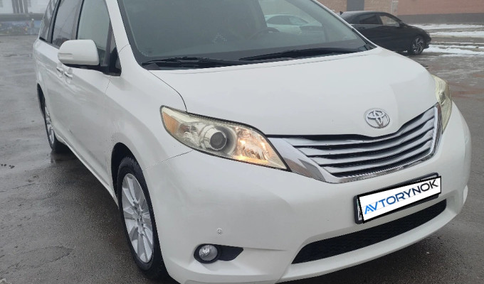 Toyota Sienna 2012 года