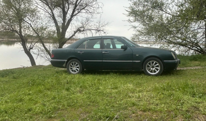 Mercedes-Benz E-Класс 1995 года