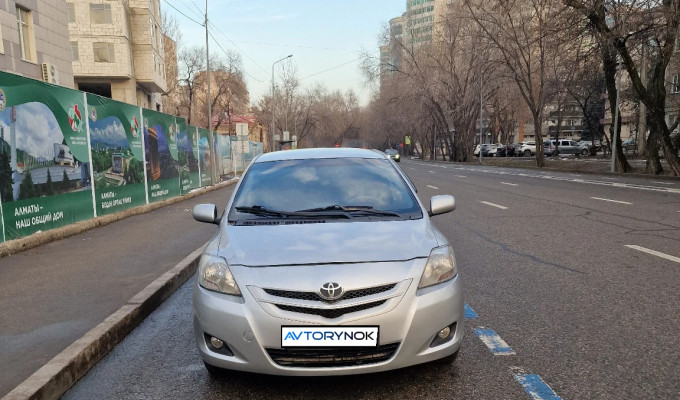 Toyota Yaris 2008 года