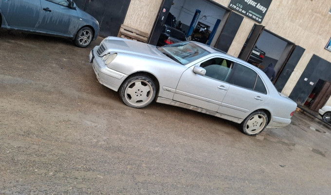 Mercedes-Benz E-Класс 2001 года