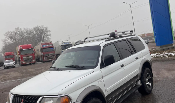 Mitsubishi Montero Sport 2000 года