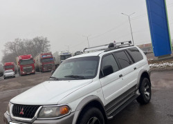 Mitsubishi Montero Sport 2000 года