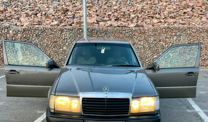 Mercedes-Benz E-Класс 1990 года