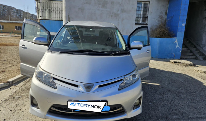 Toyota Estima 2010 года