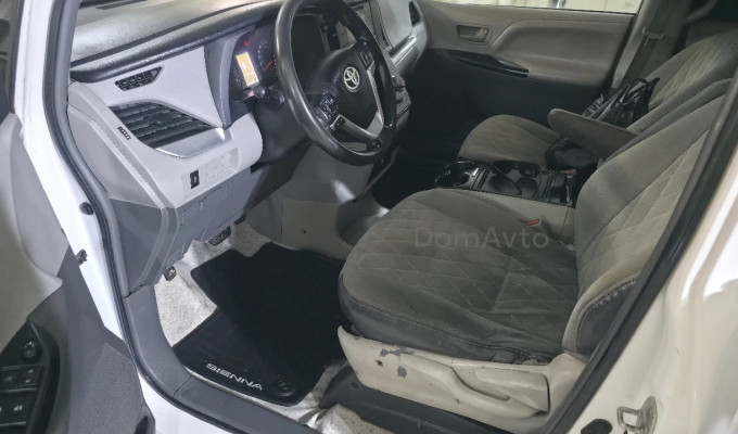 Toyota Sienna 2015 года