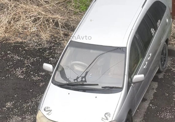 Nissan Liberty 2001 года