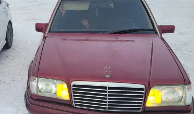 Mercedes-Benz E-Класс 1993 года
