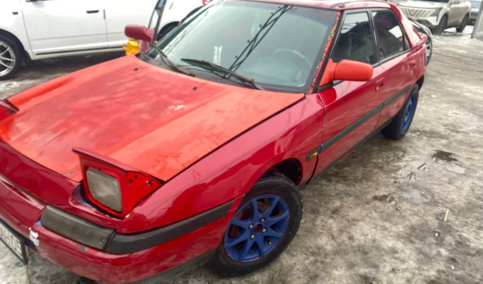 Mazda 323 1990 года