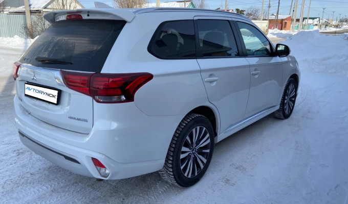 Mitsubishi Outlander 2022 года