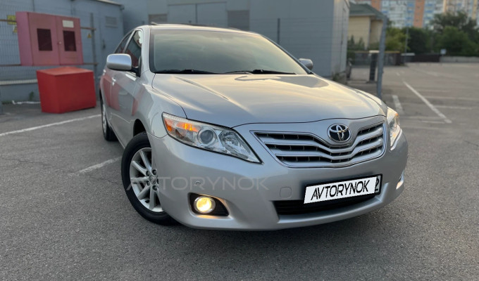 Toyota Camry 2010 года