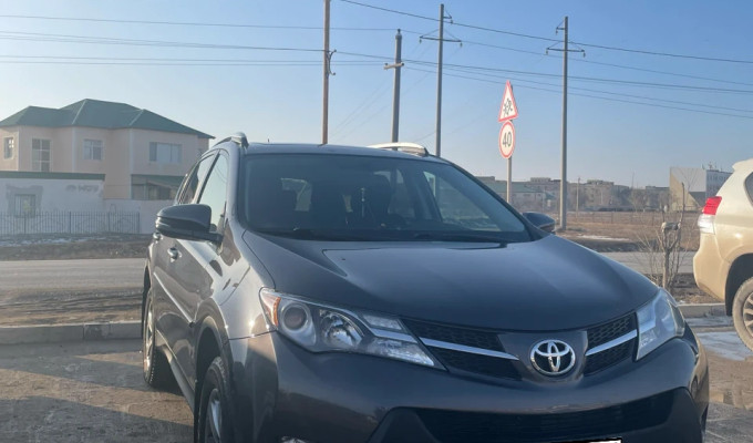 Toyota RAV4 2015 года
