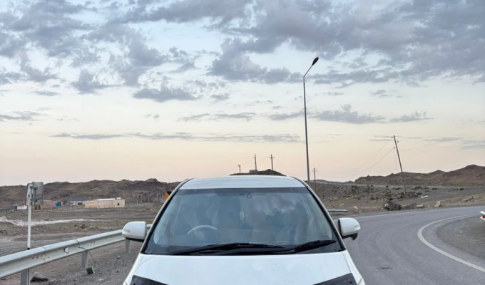 Toyota Estima 2009 года
