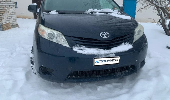 Toyota Sienna 2011 года