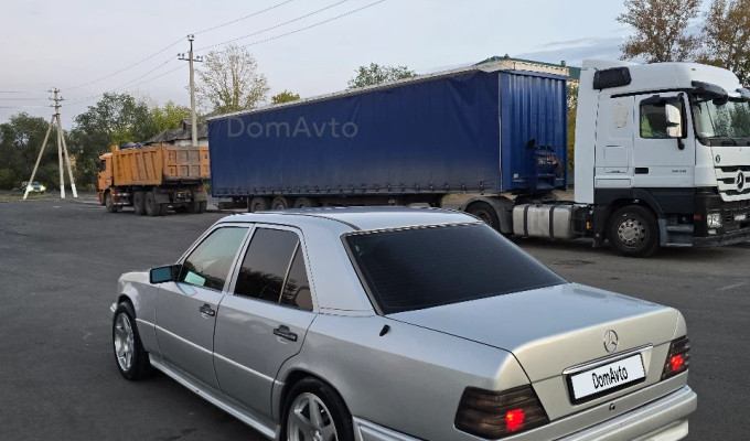 Mercedes-Benz E-Класс 1993 года