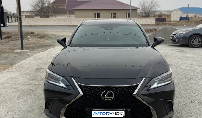 Lexus ES 2019 года