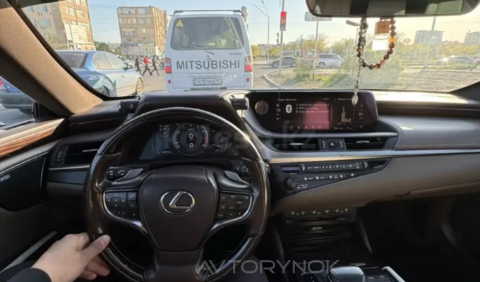 Lexus ES 2019 года