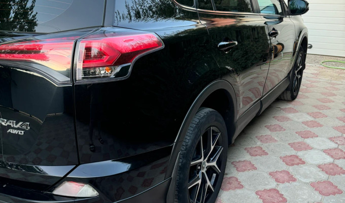 Toyota RAV4 2017 года