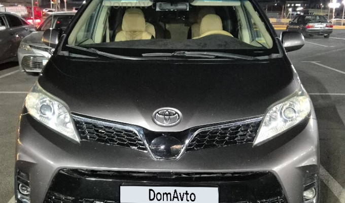Toyota Sienna 2010 года