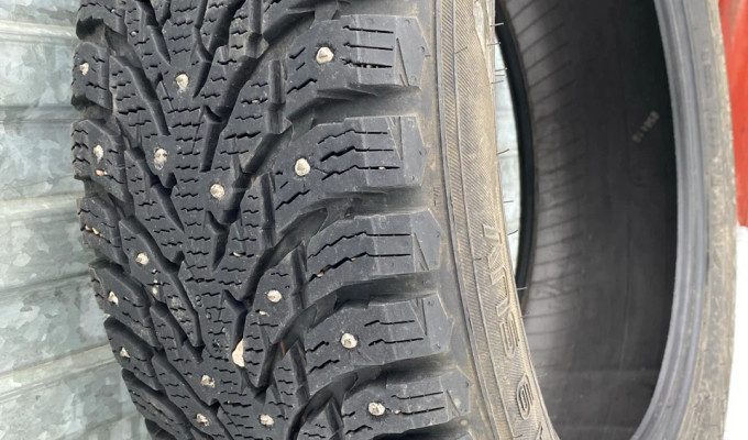 Продам зимние шипованные шины 215/55 R18 Nokian Hakkapelitta
