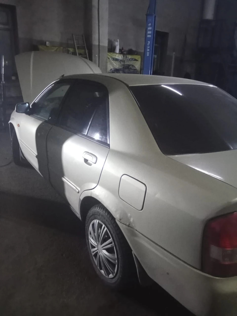 Mazda 323, 2001